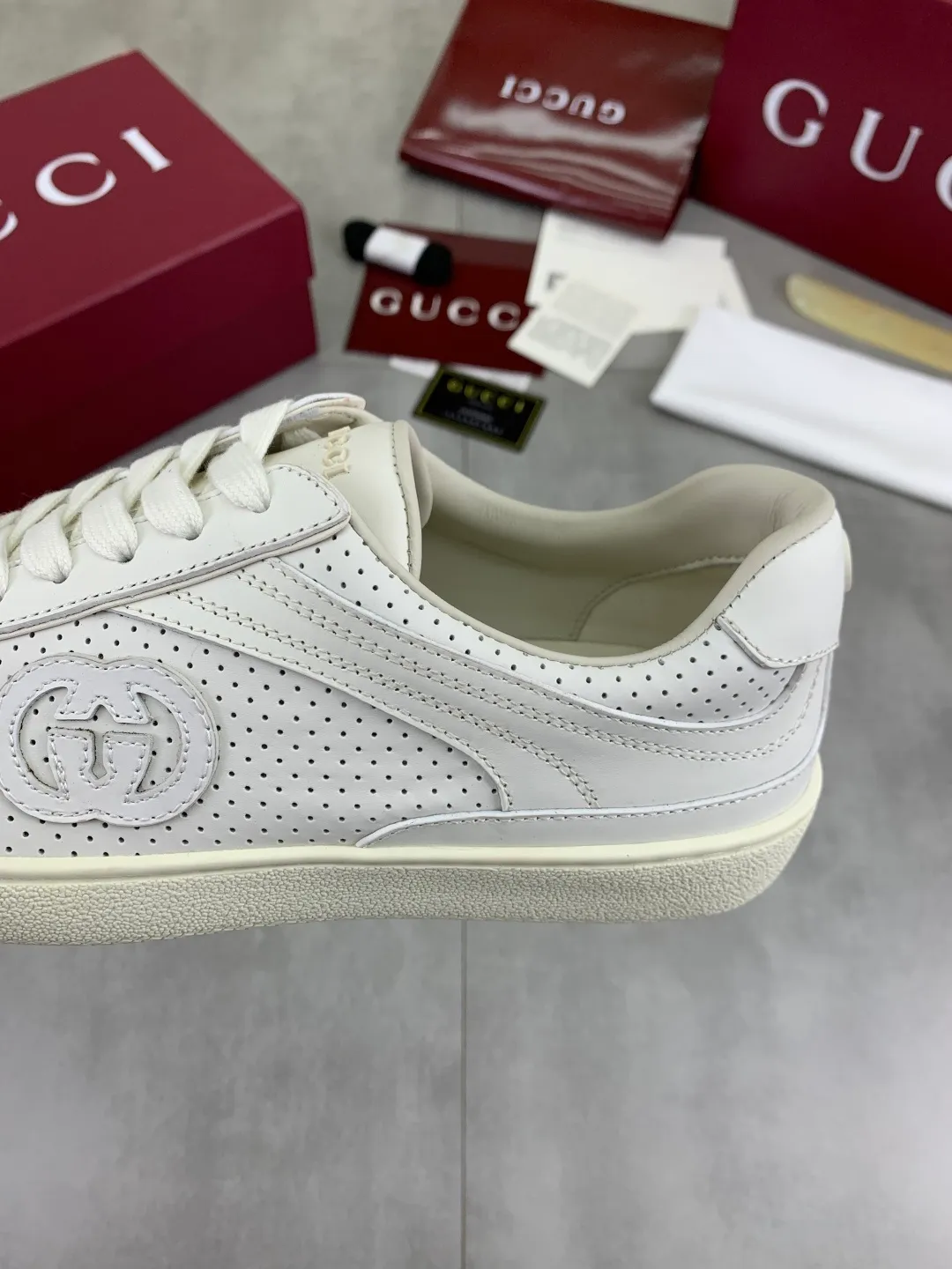 Men's shoes 💰P562 New GUCCI classic design moral training element catwalk model, matching version of top quality moral training shoes for men and women. Epoxy logo process is concave and convex, matching oil edge technology, punched cowhide cloth surface, suede cowhide surface splicing, breathable and not stuffy, the original overlasted shoe model is comfortable on the feet.  Fabric: Matched leather + cloth + mesh Lining: Water-dyed sheepskin Foot: Water-dyed sheepskin Outsole: Original molded TP matching environmentally friendly material Packaging: Top counter full set of packaging Female 35-42 (Female 41.42. Customized) Male 39-46 (46 customized)